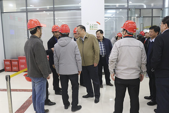 濮阳市副市长黄守玺与博鱼网页版_博鱼（中国）副总经理吴新宇、翟武汉在现场交谈