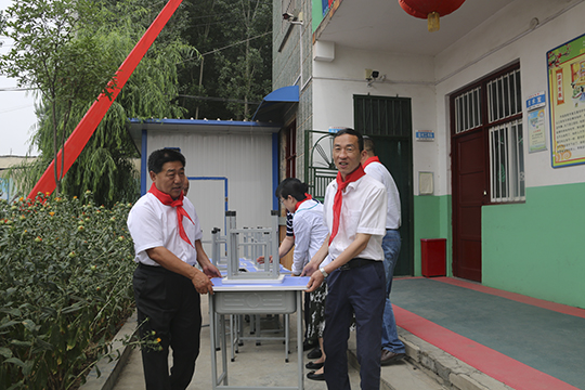 博鱼网页版_博鱼（中国）领导与学生一起将桌椅搬进教室