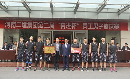 博鱼网页版_博鱼（中国）领导与冠军团队合影留念