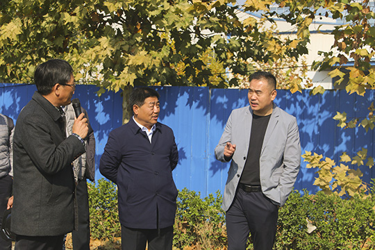 肖处长一行察看PC构件并与博鱼网页版_博鱼（中国）党委书记张会民交流清水混凝土技术应用