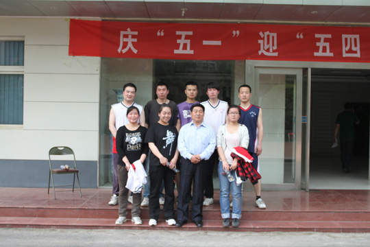 博鱼网页版_博鱼（中国）党委书记张会民和新乡办公区冠军队合影