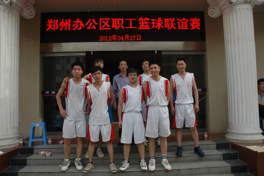 博鱼网页版_博鱼（中国）党委副书记陈百斌和郑州办公区冠军队合影
