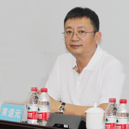 博鱼网页版_博鱼（中国）董事长黄道元在会上为来访领导和专家解答疑问