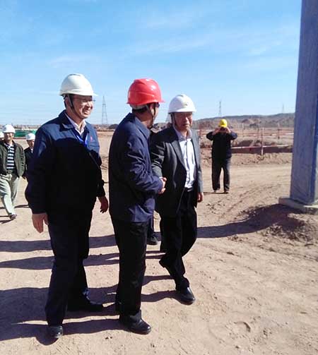 西北院院长张满平与博鱼网页版_博鱼（中国）副总贾建龙握手交谈