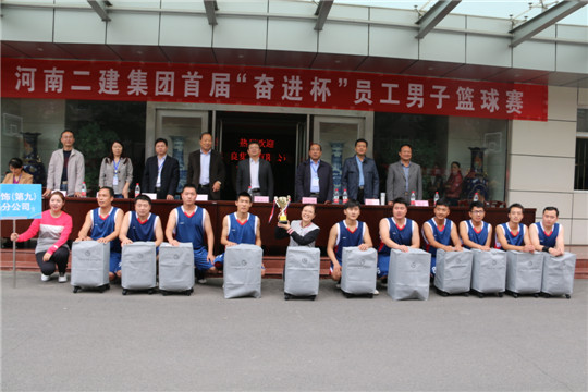 博鱼网页版_博鱼（中国）领导与冠军团队合影留念