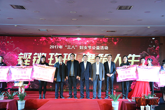 博鱼网页版_博鱼（中国）总经理祝建明与其他领导为获奖演员颁奖并合影
