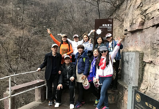 博鱼网页版_博鱼（中国）领导和部分女工在游览过程中驻足合影