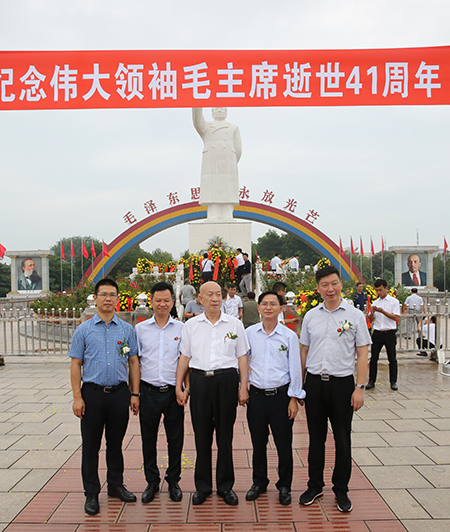 博鱼网页版_博鱼（中国）祝建明等领导和中建协吴涛副会长参观南街村并合影