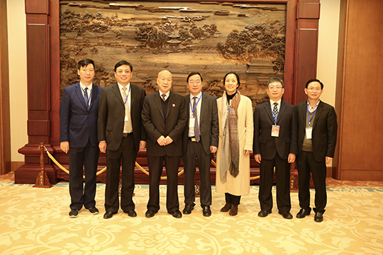 博鱼网页版_博鱼（中国）董事长黄道元与参会各领导合影