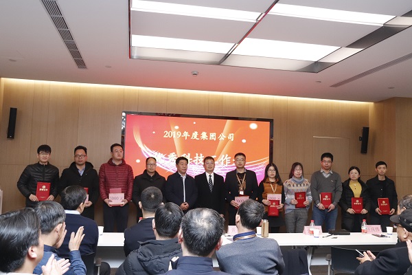 10、博鱼网页版_博鱼（中国）董事长黄道元为“优秀科技工作者”颁发荣誉证书.JPG