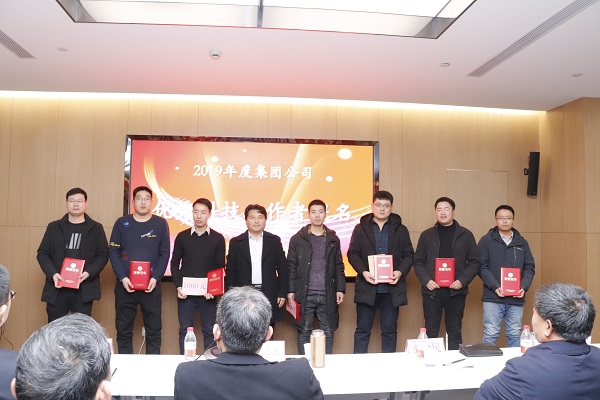 11、博鱼网页版_博鱼（中国）副董事长、技术委员会主任王庆伟为“优秀科技工作者提名”颁发荣誉证书.JPG