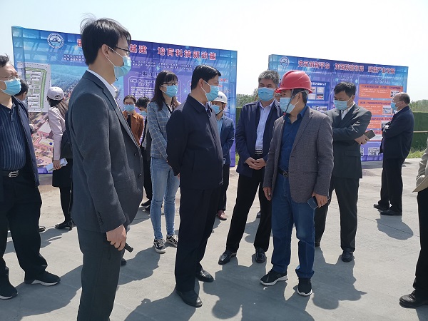 博鱼网页版_博鱼（中国）副总经理闫龙广与史占勇副市长就工程创优详细交谈.jpg