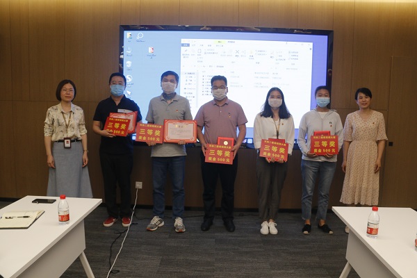 博鱼网页版_博鱼（中国）办公室主任张岚、工会副主席娄梅月为微视频大赛获奖单位颁奖.JPG