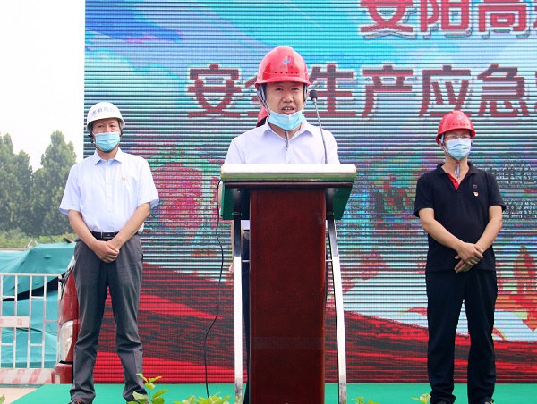 博鱼网页版_博鱼（中国）副总经理闫龙广代表公司作先进典型发言.JPG