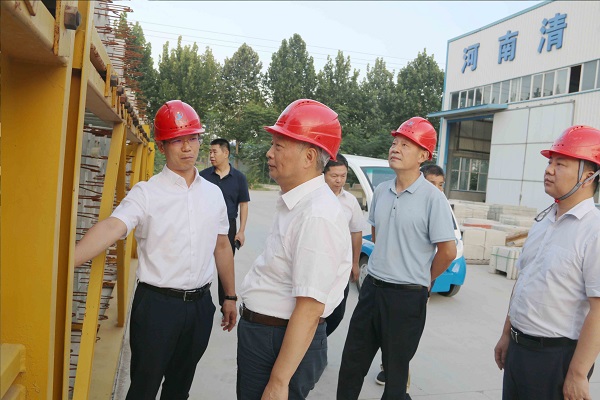 1、博鱼网页版_博鱼（中国）总经理向视察领导介绍装配式构件样板.jpg
