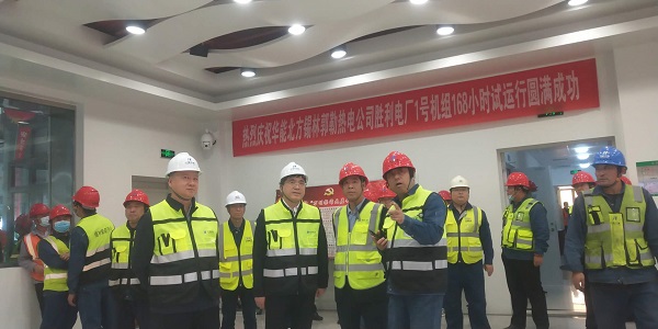 博鱼网页版_博鱼（中国）副总经理贾建龙与北方联合电力公司董事长李向良、基建副总李悦、北方锡林浩特热电公司董事长李文东在移交现场亲切交流.jpg