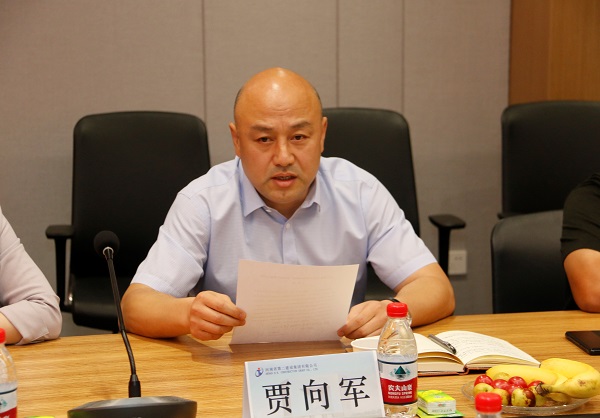 博鱼网页版_博鱼（中国）党委副书记、工会主席贾向军宣读《关于变更2019年度劳动模范、岗位标兵奖励方式的决定》.jpg