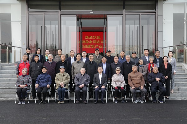 博鱼网页版_博鱼（中国）领导和老同志们合影留念.jpg