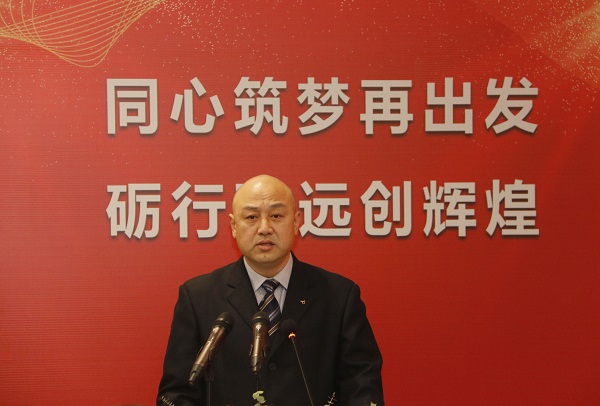 博鱼网页版_博鱼（中国）工会主席贾向军宣读《关于表彰2020年度先进单位和先进个人的决定》.jpg