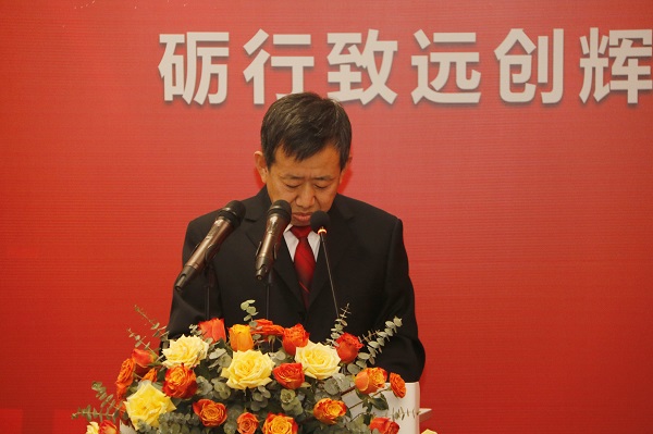 博鱼网页版_博鱼（中国）副总经理闫龙广宣读《关于表彰2020年度优秀分包商的决定》.jpg