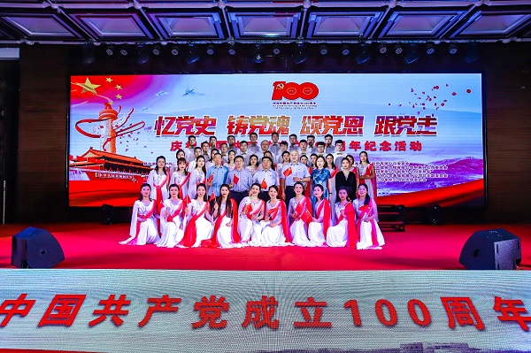 博鱼网页版_博鱼（中国）董事长黄道元、党委书记张会民等到场领导和大合唱演员合影留念.jpg