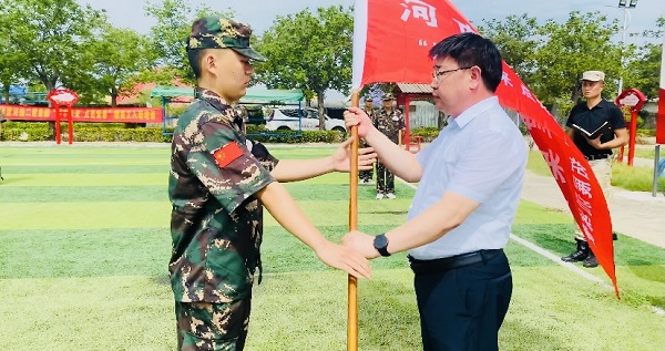 2、博鱼网页版_博鱼（中国）人力资源总监张浩敏向新员工交授营旗.PNG