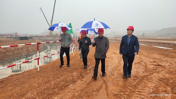 博鱼网页版_博鱼（中国）董事、副总经理崔向军视察施工现场.jpg