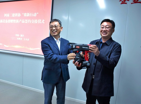 博鱼网页版_博鱼（中国）科协主席黄道元向第六项目管理部交接援赠设备.jpg
