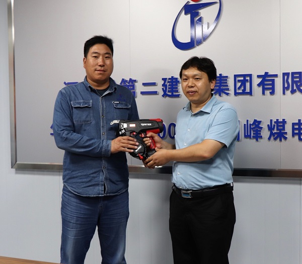 2、博鱼网页版_博鱼（中国）科协秘书长苏群山向华能正宁项目部交接援赠设备.jpg