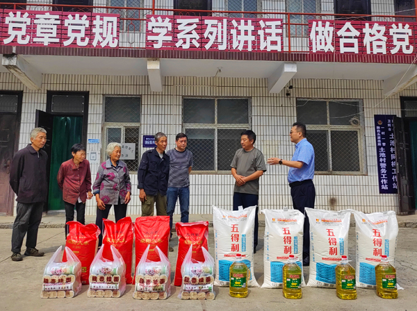 博鱼网页版_博鱼（中国）董事、副总经理、分公司经理、党总支书记崔向军一行走进狮豹头乡土池村开展慰问.jpg