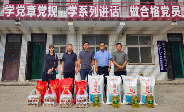 博鱼网页版_博鱼（中国）董事、副总经理、分公司经理、党总支书记崔向军一行与土池村村支部书记、驻村干部合影留念.jpg