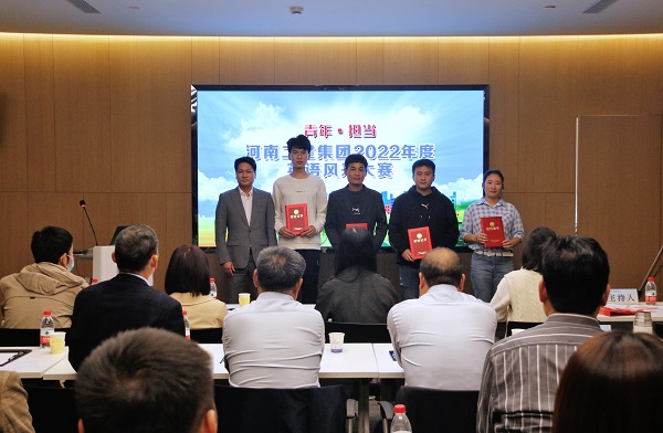 博鱼网页版_博鱼（中国）董事、副总经理张俊峰为优秀奖获得选手颁奖.JPG