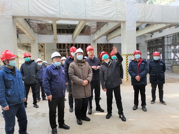 祝总与华能博鱼网页版_博鱼（中国）副总经理樊启祥一行实地参观主厂房清水混凝土框架柱施工效果.jpg